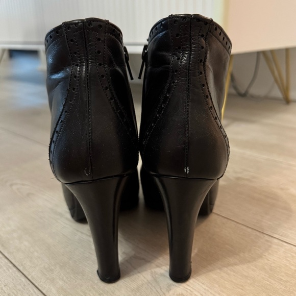 Elegant Black Lace-Up Ankle Boots
🇮🇹 - Picture 4 of 8